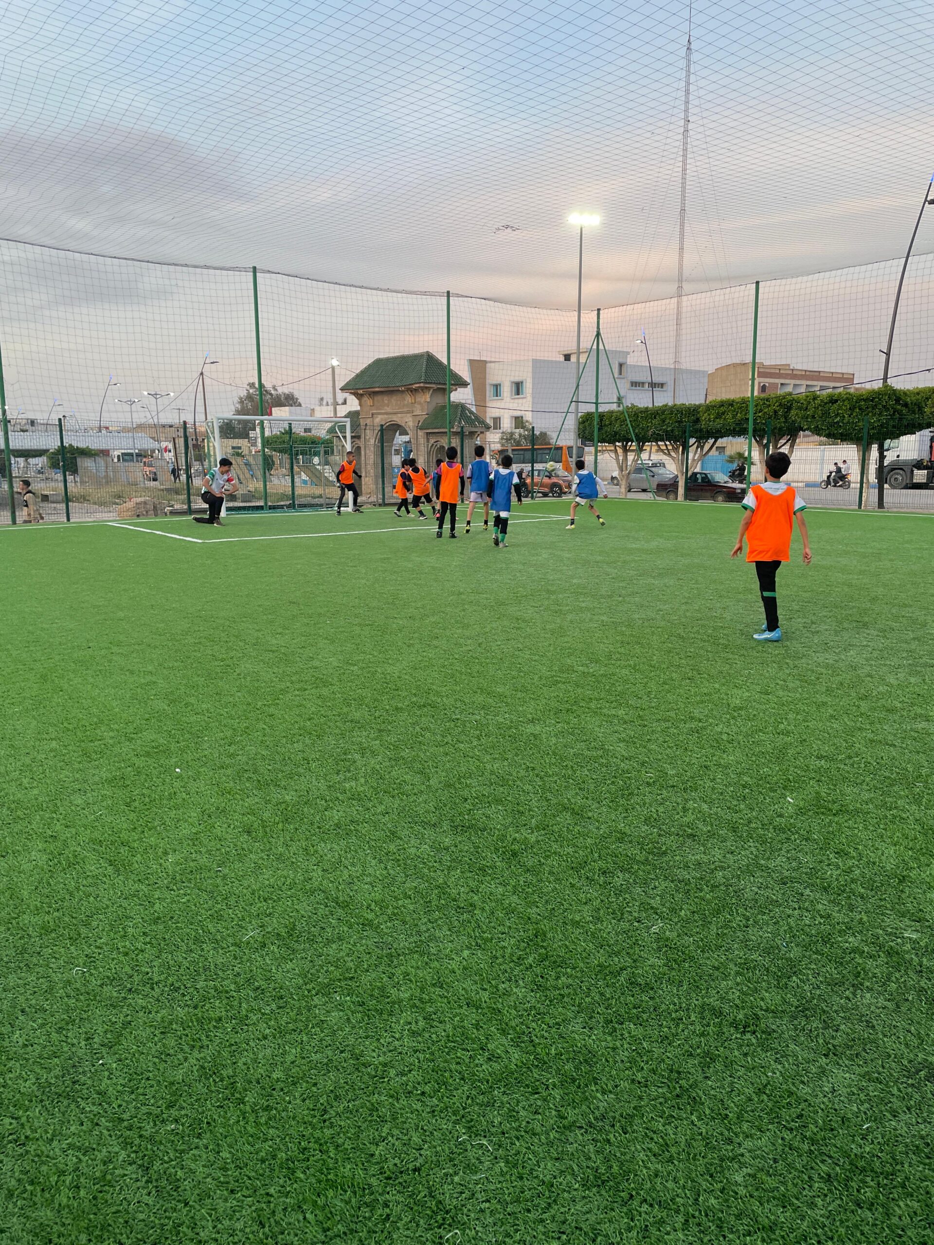 Entraînement de football des enfants à Midar