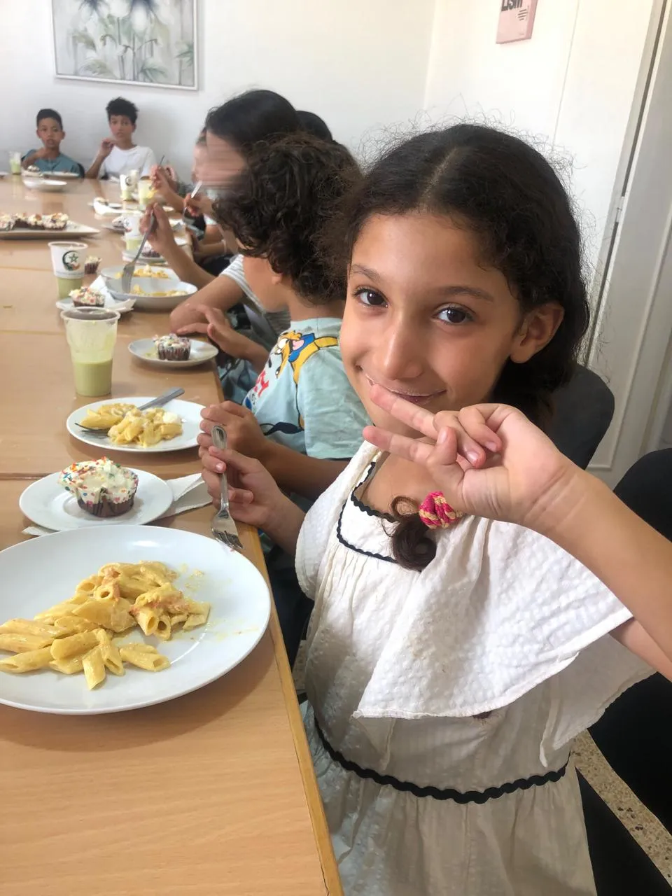 Enfants qui lisent une recette au club de cuisine