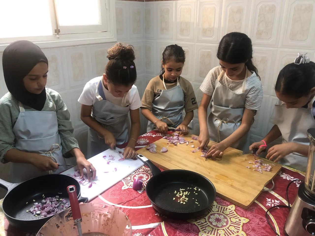 Enfants qui cuisinent au club United Tamaghrabit de Midar