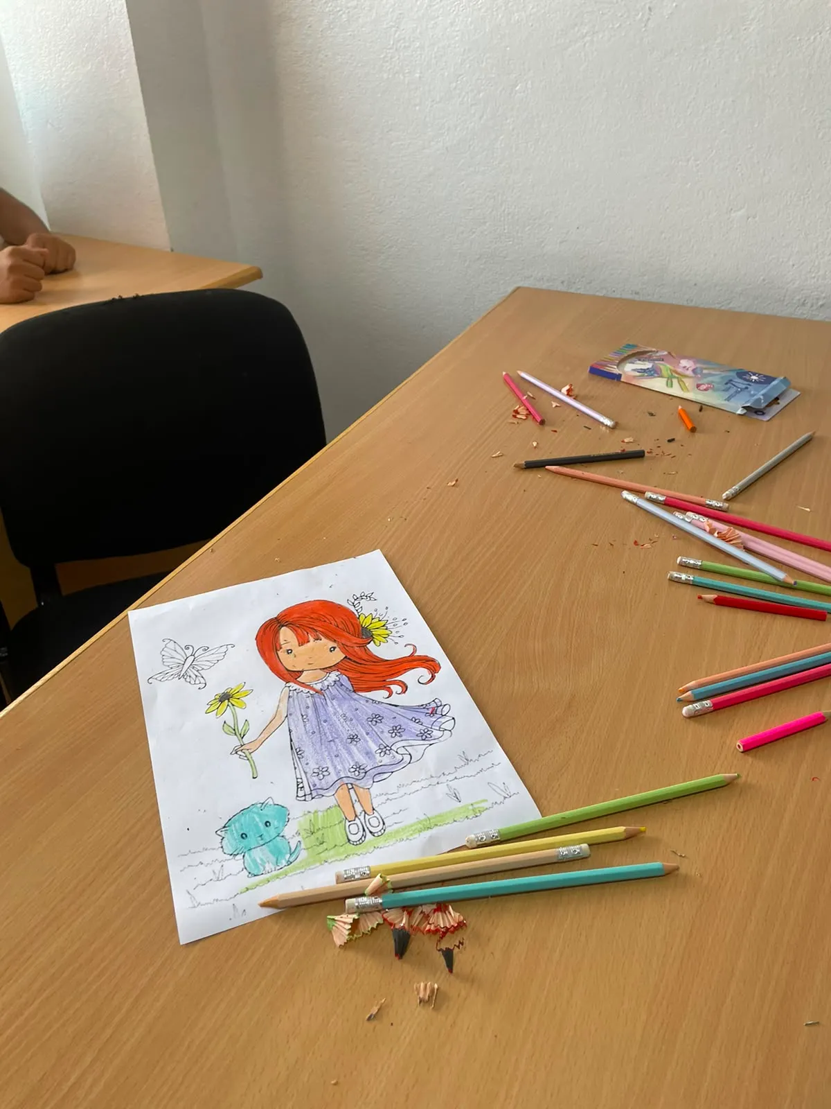 Enfant qui observe et dessine au club de Midar
