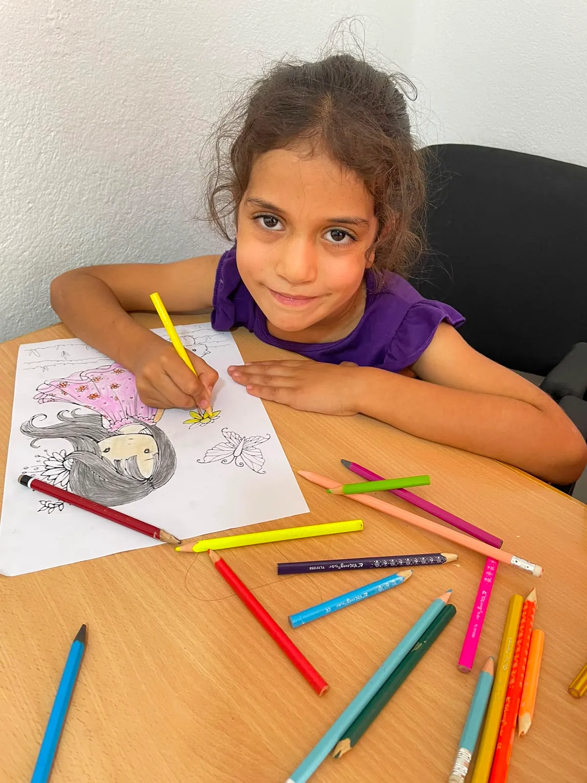 Enfant qui laisse parler son imagination