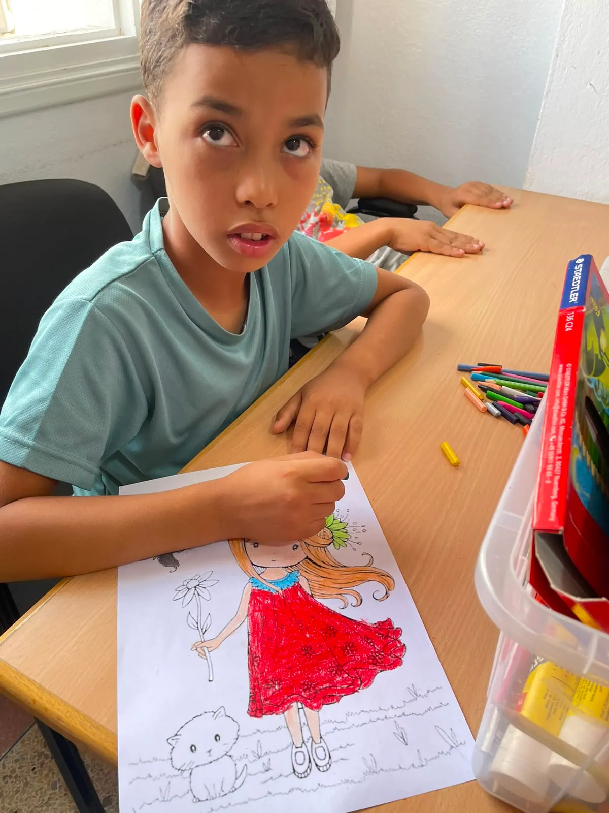 Enfants qui dessinent ensemble au Centre United Tamaghrabit