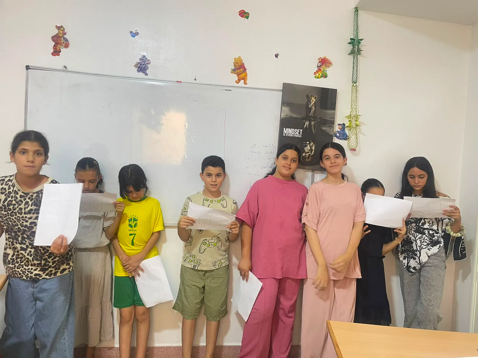 Enfants sur scène au club de théâtre United Tamaghrabit à Midar